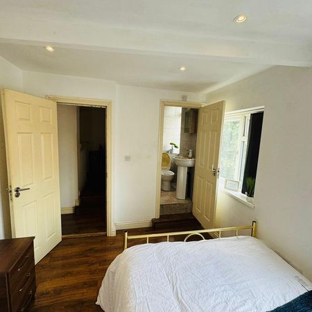 1 bedroom in a house share to rent - Photo 4