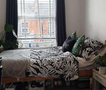 Extra Large Bed Student House // Jul, LN5 - Photo 1