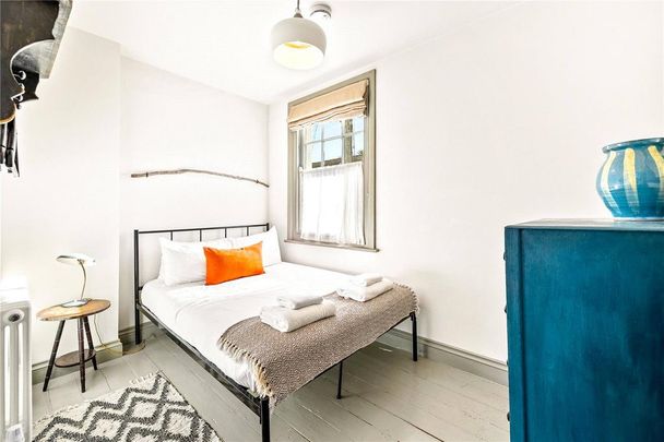 4 bedroom end of terrace house to rent - Photo 1