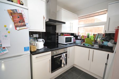 3 bed Flat for Rent - Photo 3