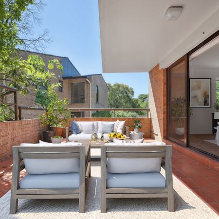 Family sized and secluded with two garages - Photo 4