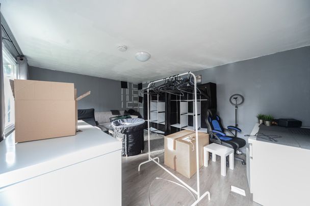 2 Bed Flat, Crowther Avenue, TW8 - Photo 1