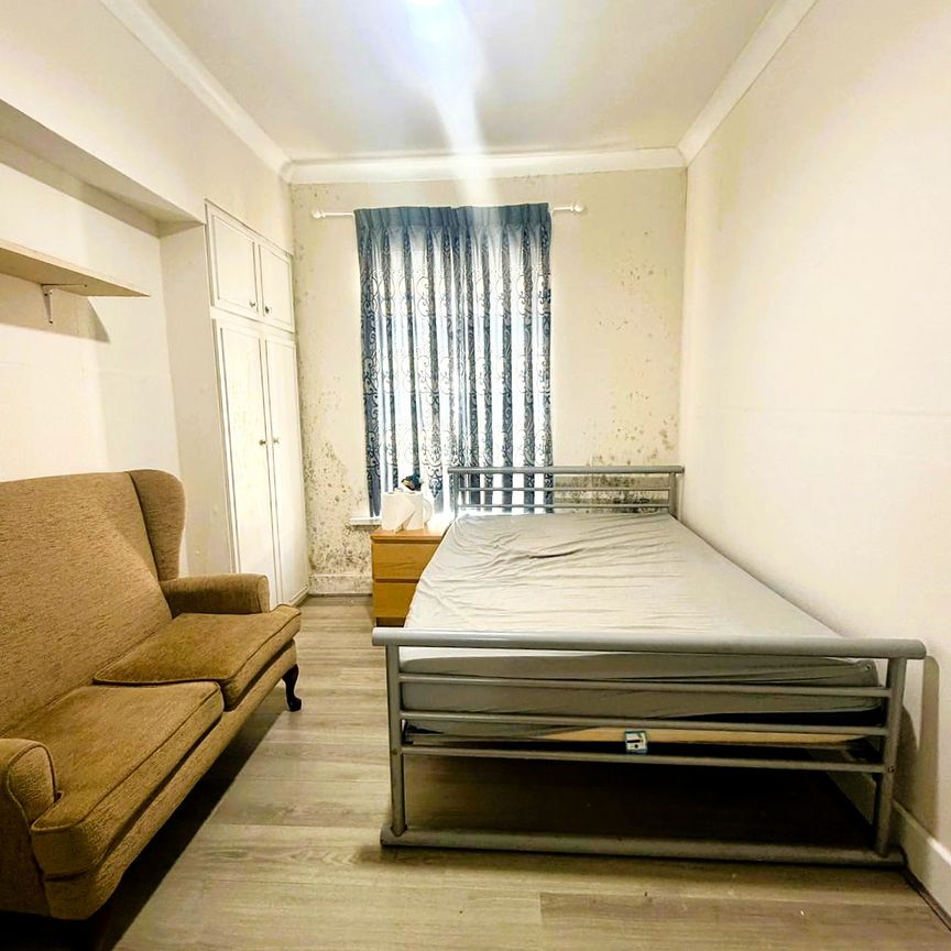 £1,500 PCM All bills Included First Floor Flat in Comet Steet, Adamsdown, Cardiff, CF24 0JB - Photo 1