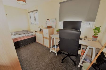 3 bedroom Flat in Woodhouse Street, Leeds - Photo 5