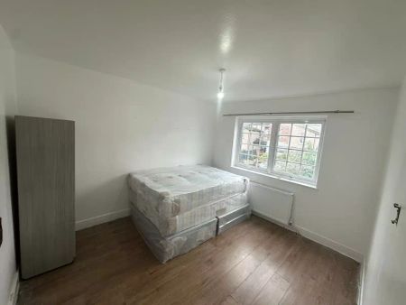 6 Bedroom 2 Bathroom Apartment - Photo 3