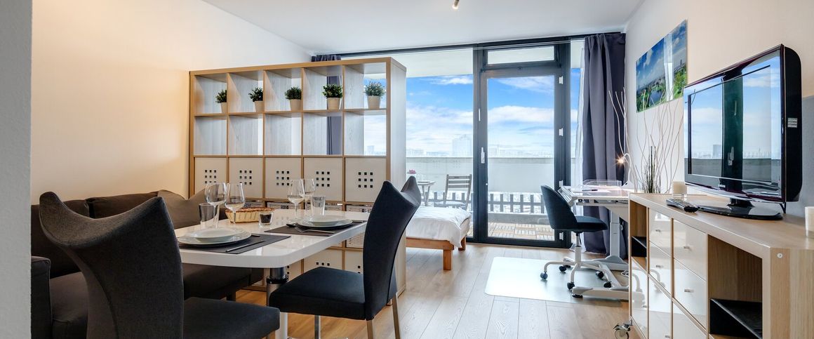 Near BMW: Temporary living in 1-room apartment in Schwabing - Photo 1