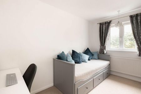 2 bedroom end of terrace house to rent - Photo 2