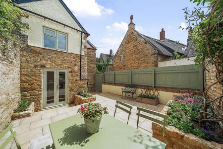 2 bedroom character property to rent - Photo 5