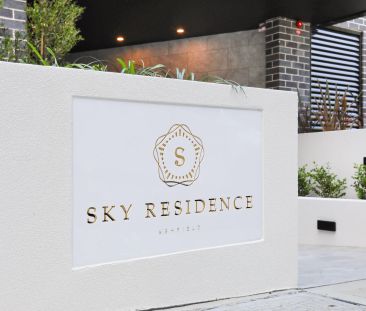 Well maintained contemporary living - Photo 2