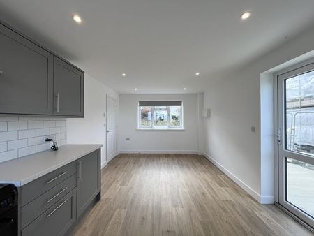 3 bedroom detached house to rent - Photo 3