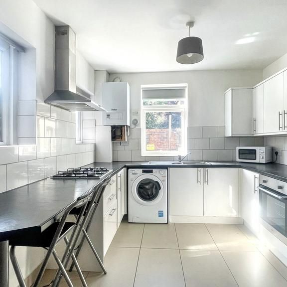 1 bedroom in a house share to rent - Photo 1