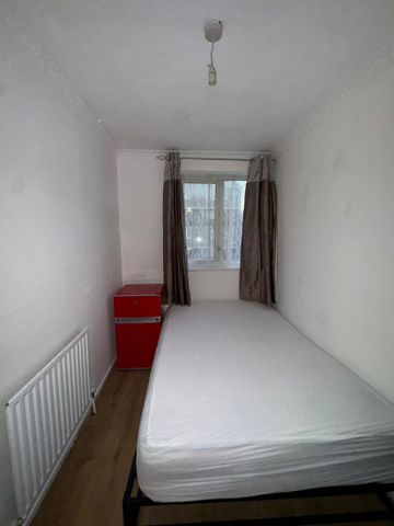 4 bedroom semi-detached house to rent - Photo 2