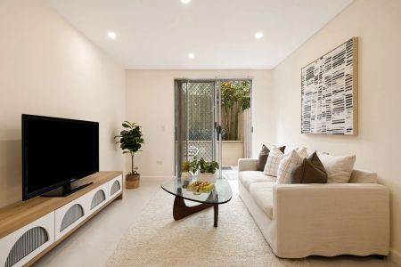 Beautifully Presented Dual Level, 'North East' Facing Townhouse Style Family Apartment - Photo 2