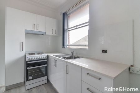 Light-Filled Top-Floor Unit Close to Amenities - Photo 5