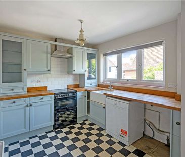 Rarely available ground floor flat in town centre location with pri... - Photo 5