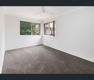 SPACIOUS TOWNHOUSE IN SOUGHT AFTER AREA - Photo 3