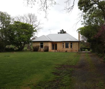 Large family home, rural lifestyle - Photo 1