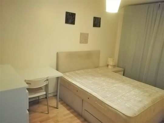 Room in a Shared Flat, Wigram Court, SW11 - Photo 1