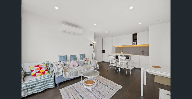 Stylish 2-Bedroom Apartment with Panoramic Balcony Views in the Heart of Box Hill. - Photo 1