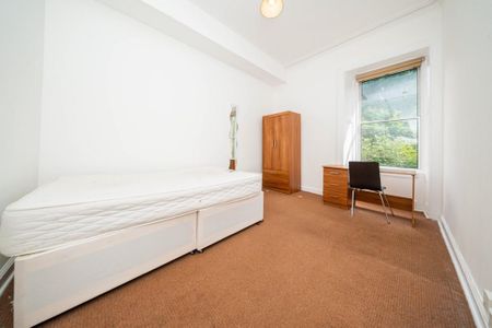 3 bedroom flat to rent - Photo 4