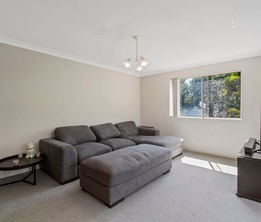 Ultra-Convenient - Light and Breezy Apartment - Photo 2