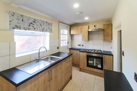 2 bedroom end of terrace house to rent - Photo 5