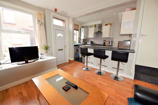 3 bedroom House in Elizabeth Street, Leeds - Photo 1