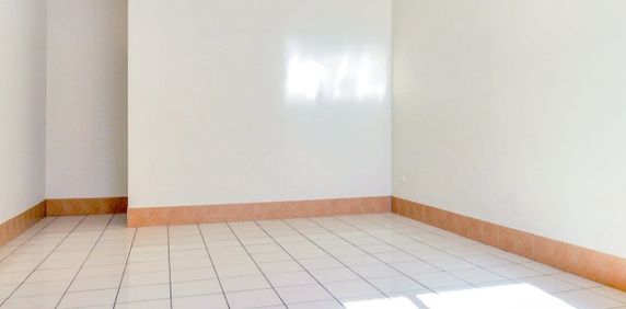 TIDY UNIT, GREAT LOCATION - Photo 2
