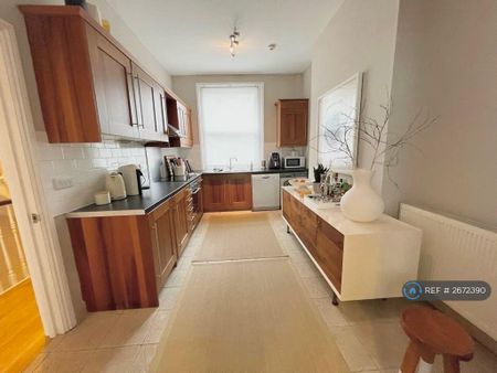 2 bedroom maisonette to rent - Photo 5