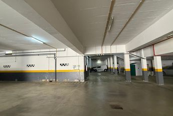 Apartamento T2 bem localizado em condomínio com piscina e garagem privada.