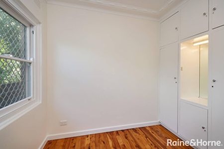 CHARMING FAMILY HOME IN A PRIME LOCATION - Photo 4