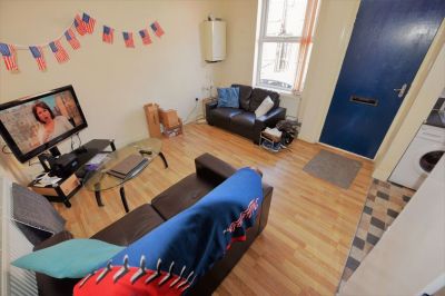 2 bedroom House in Kelsall Terrace, Leeds - Photo 2