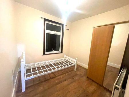 two bedroom first floor flat close to seven king station - £1900 - Photo 4