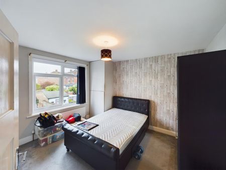 4 bedroom end of terrace house to rent - Photo 5