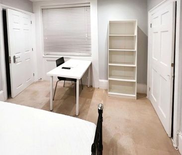 1 bedroom in a house share to rent - Photo 2