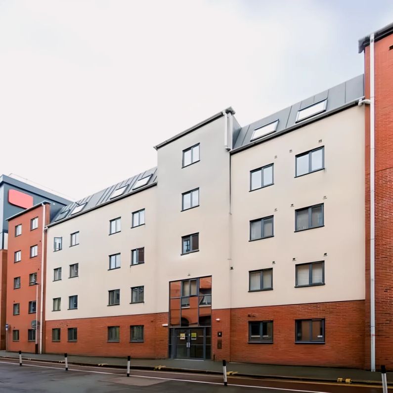 3 Bed Flat - Photo 1