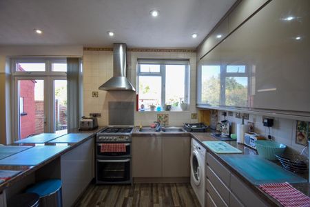 1 bedroom in a house share to rent - Photo 2