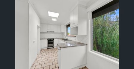 SPACIOUS FAMILY HOME WITH A HUGE GARAGE! - Photo 5