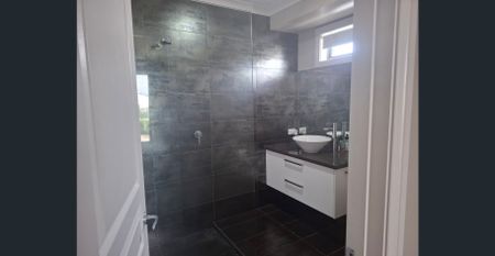 Bandiana Living: 4-Bedroom Home with Fridge, Beds & More! - Photo 5