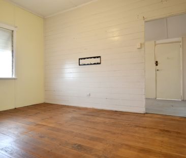 :: COSY TWO BEDROOM COTTAGE IN GLADSTONE CBD - Photo 6