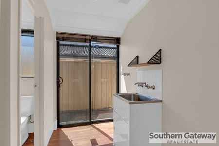 Spacious 3 bedroom 2 bathroom home - Photo 3