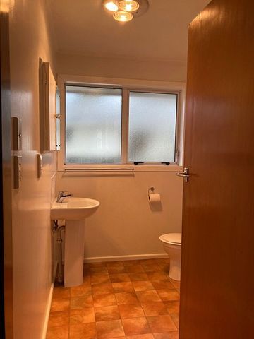 Near Memorial Ave, 5min walk to Burnside High - Photo 5