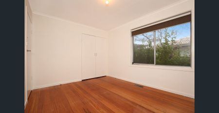 Neat and Tidy house in quiet location close to Transport & Shops! - Photo 4