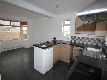 3 bedroom semi-detached house to rent - Photo 5