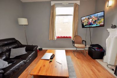 2 bedroom Flat in Harold Grove, Leeds - Photo 3