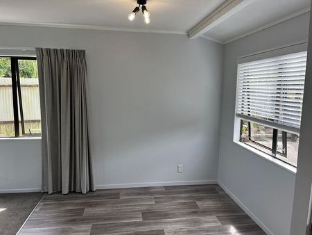 Sunny 3BR Home in Heart of Hairini! - Photo 4