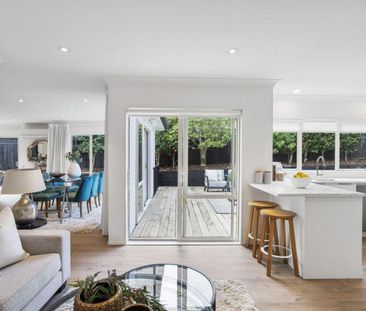 Sunny & Spacious Family Home - Photo 2