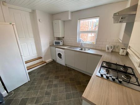 3 bedroom flat to rent - Photo 5