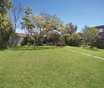 Bright & Cheery Character Filled Home - Photo 3