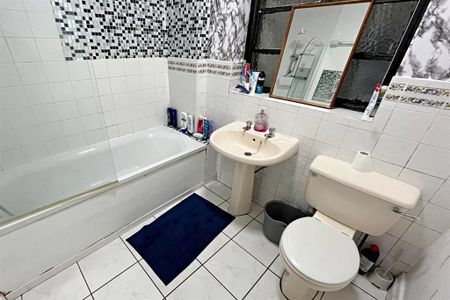 3 bedroom flat to rent - Photo 5